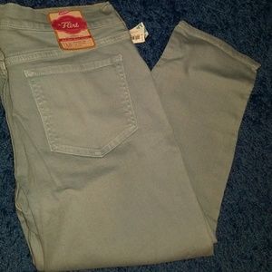 *NWT Old Navy  cropped leg pants